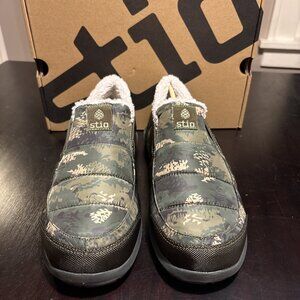 Stio Men’s Colter Mountain Slipper Green Camo Fleece Lined Size 12 New